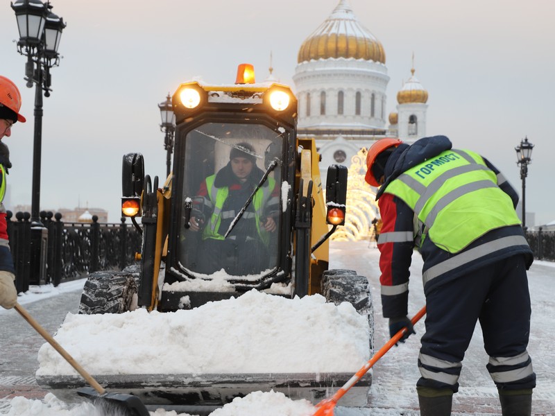 Храм Христа Спасителя, Патриарший мост, зима, снег, уборка снега, фото Юлия Смагринская