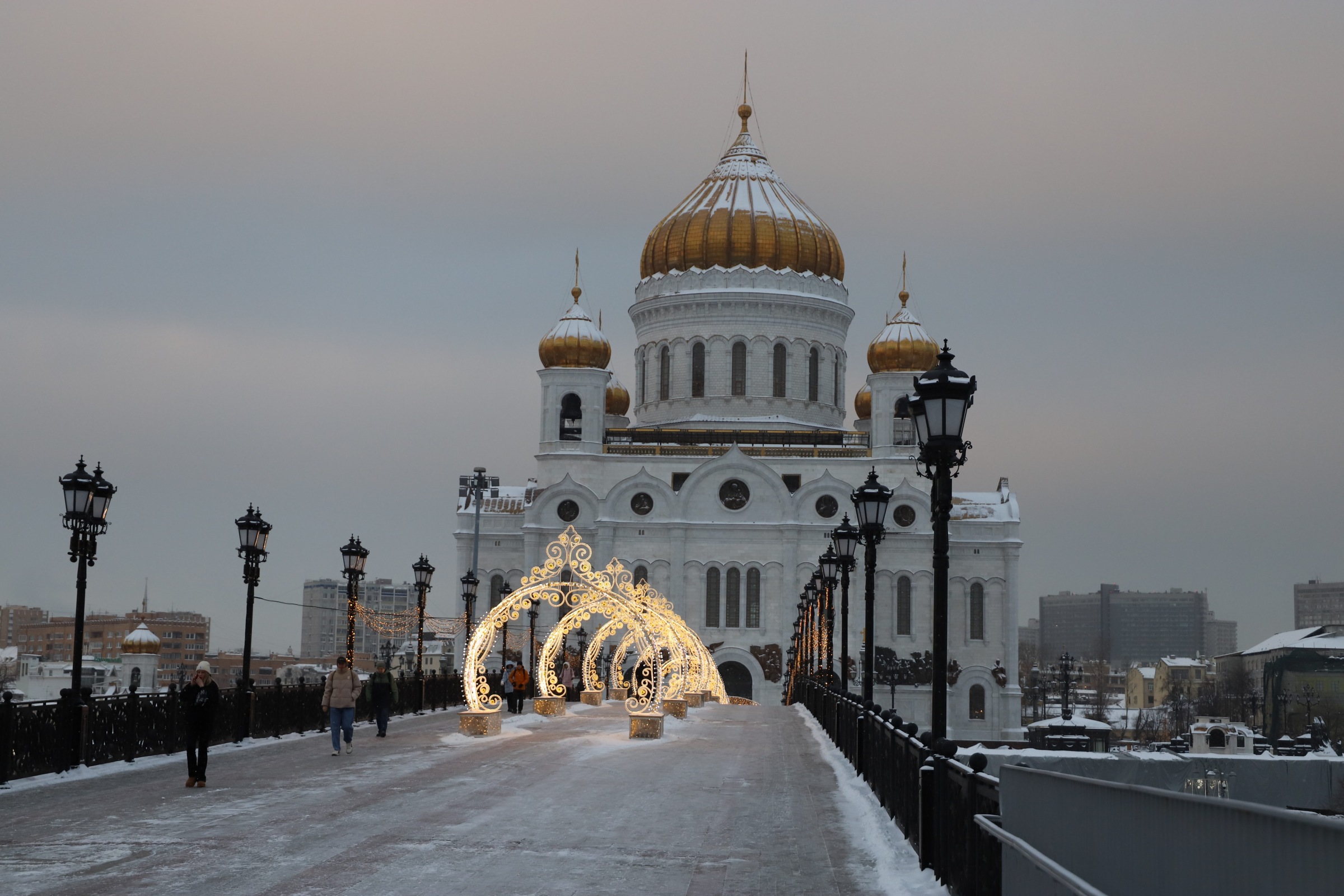 Храм Христа Спасителя, Патриарший мост, зима, снег, уборка снега, фото Юлия Смагринская