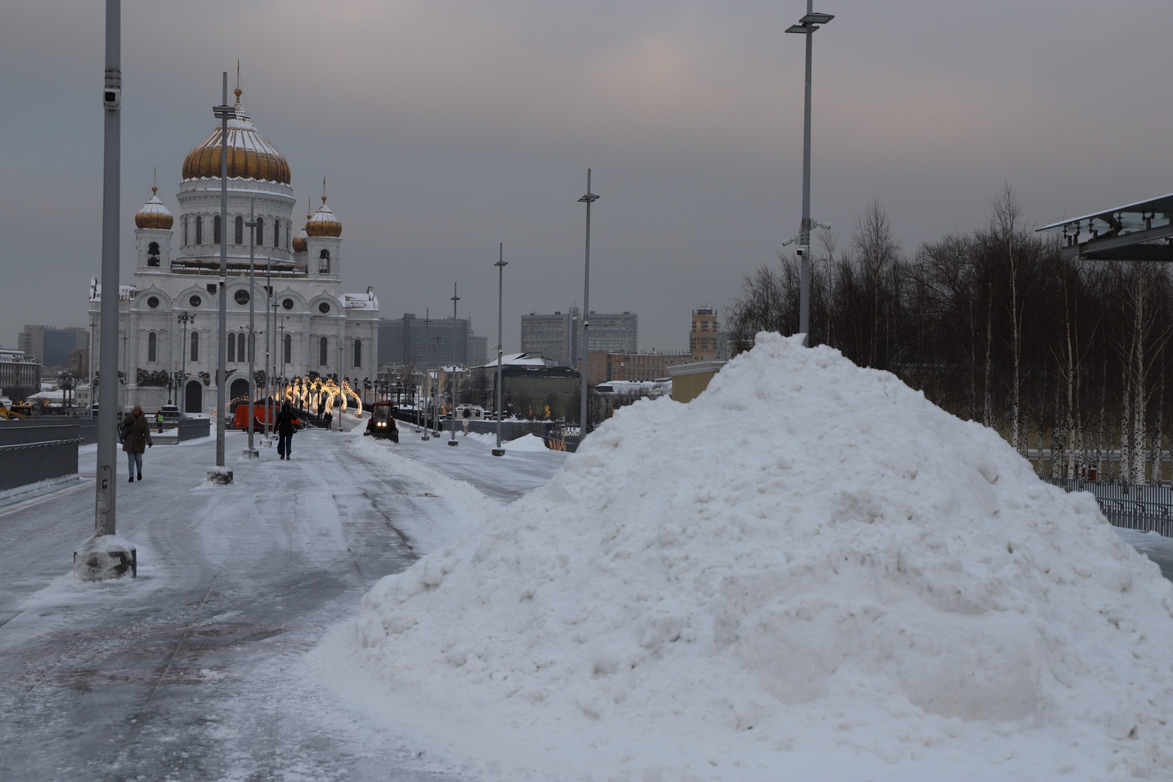 Храм Христа Спасителя, Патриарший мост, зима, снег, уборка снега, фото Юлия Смагринская