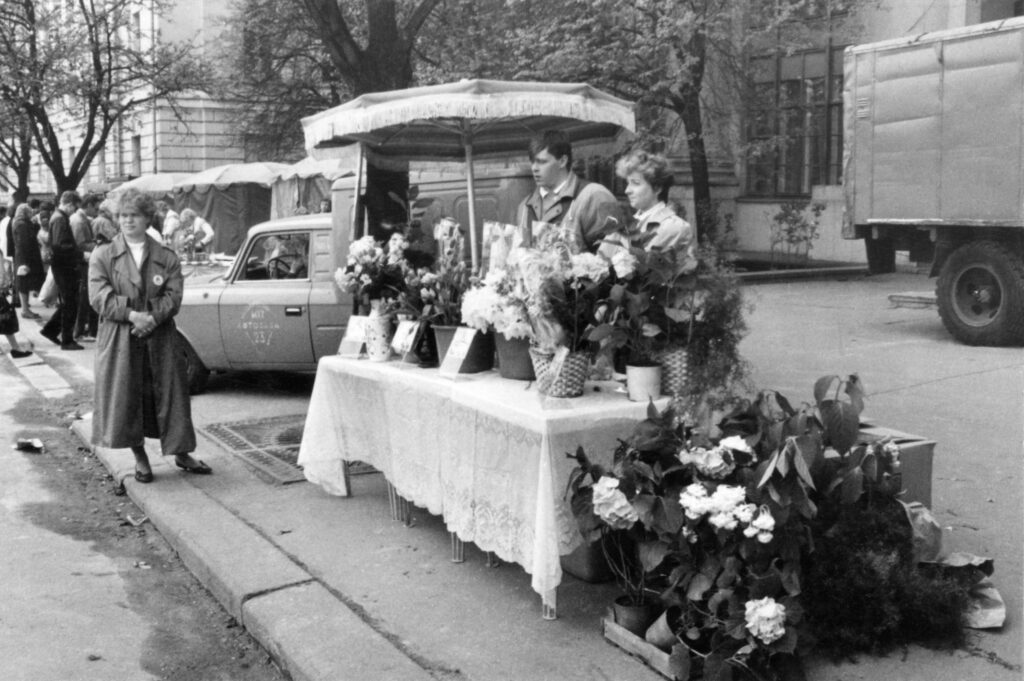 Торговля цветами у Манежной площади. Автор М.И. Кан. Москва. 09.05.1992 г. Главархив Москвы 