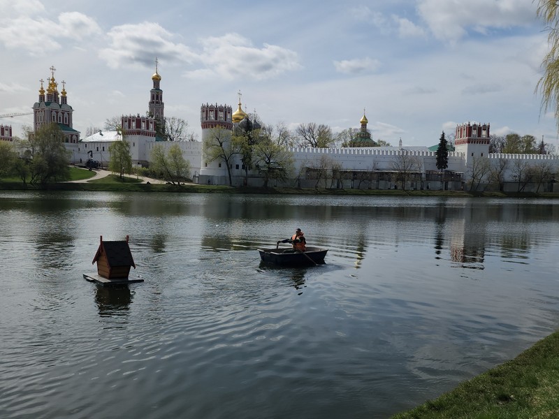 Новодевичьий монастырь пруд, лодка, домик для уток, фото Юлия Смагринская
