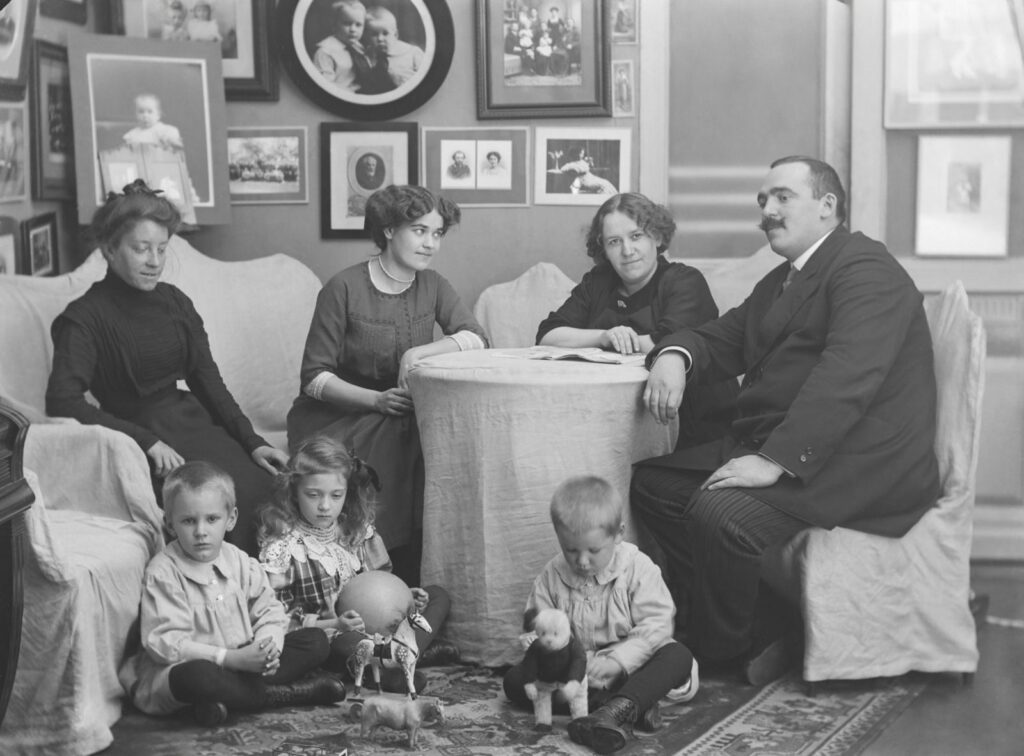 Л.А. Павлова, жена Е.П. Павлова (2-я справа), с детьми Валей (слева) и Сашей (справа) и родственниками семьи в фотоателье Е.П. Павлова на Арбате. Москва. [1910]. Фото Е. Павлова. Главархив Москвы