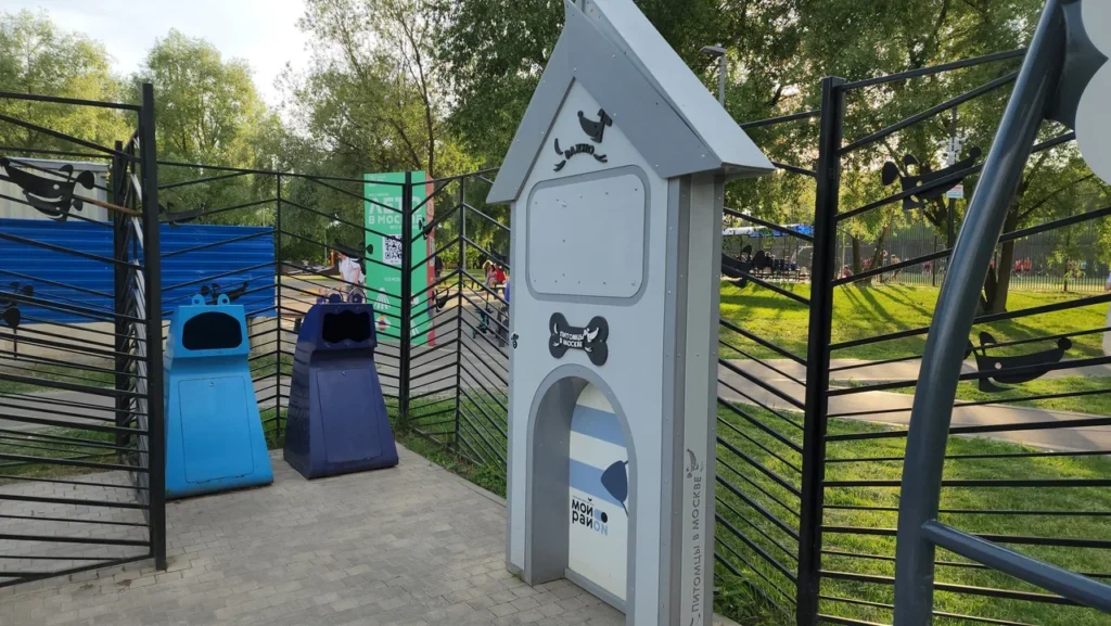 площадка для выгула собак, фото Юлия Смагринская