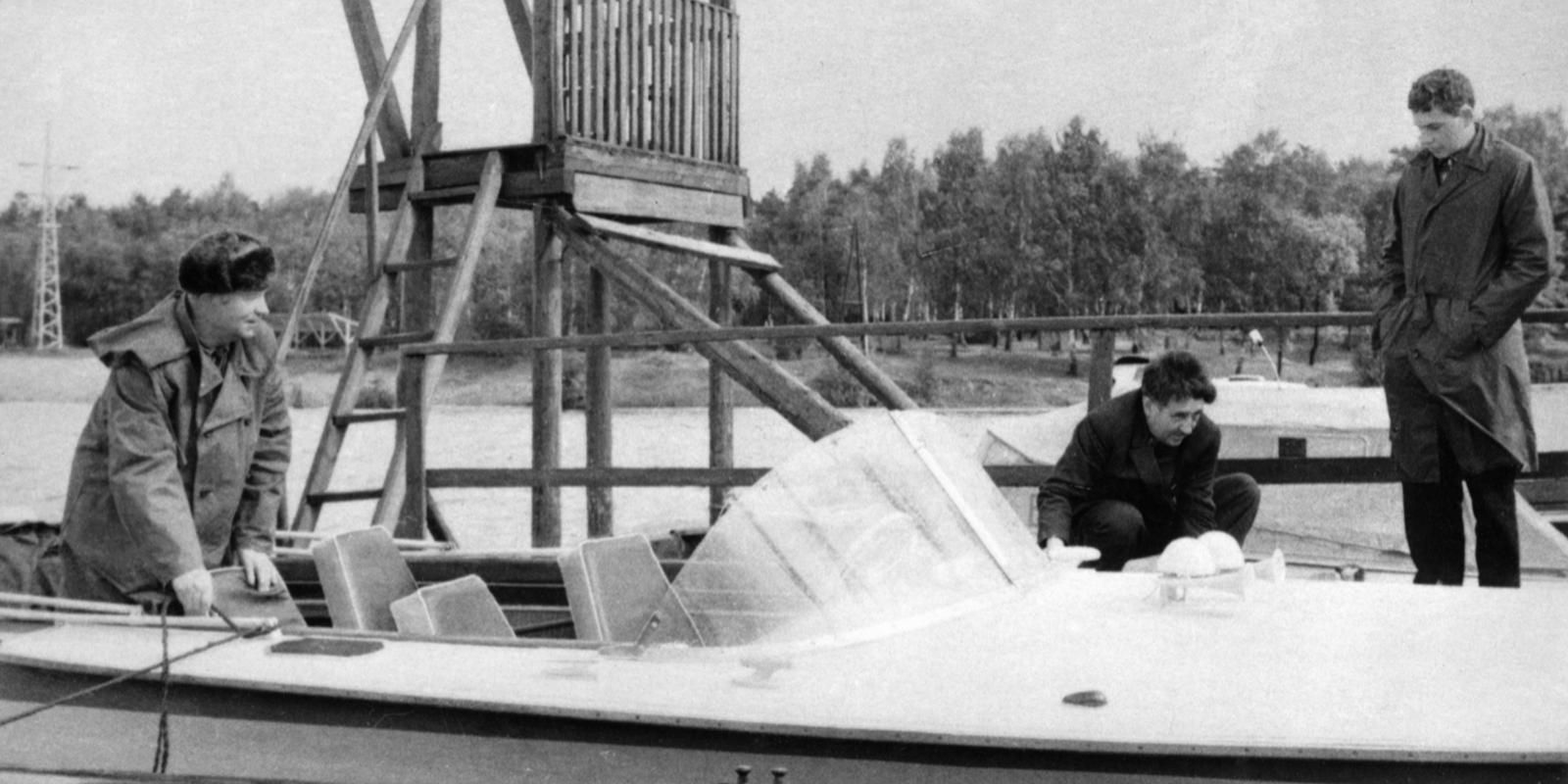 Сотрудники спасательной станции «Родник» на осмотре лодок. Автор – М.Н. Боташев. Место съемки – неизвестно. Октябрь 1966 г. Главархив Москвы