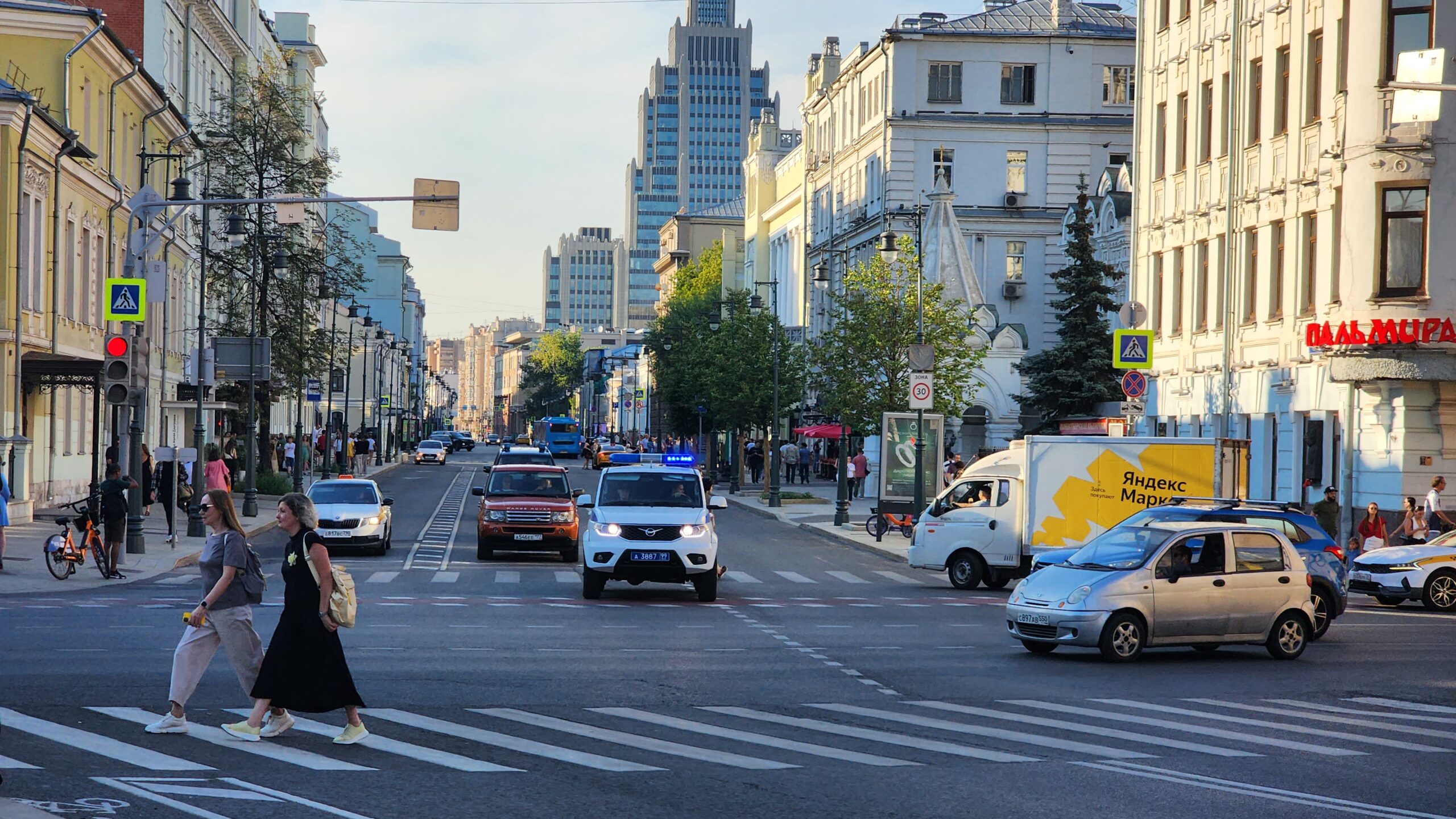 Москва, лето, жара, город, дорога, переход, машины, фото Юлия Смагринская