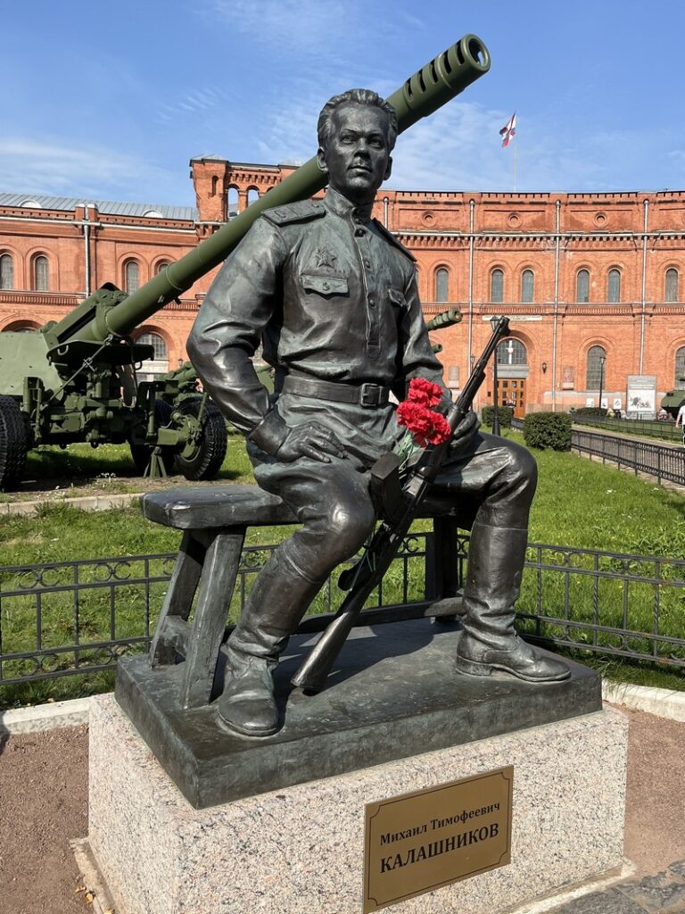 Калашников, памятник, Санкт-Петербург, фото Ольга Курсакова