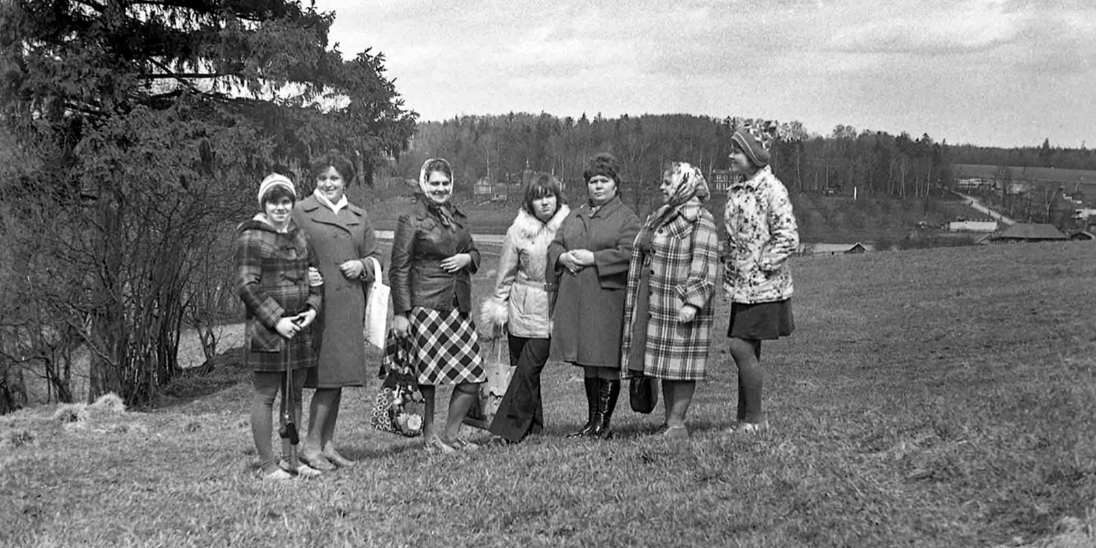 Группа женщин на природе. Автор – неизвестен (сдатчик – С.А. Конкин). Место съемки – неизвестно. Конец 1970-х гг. Главархив Москвы