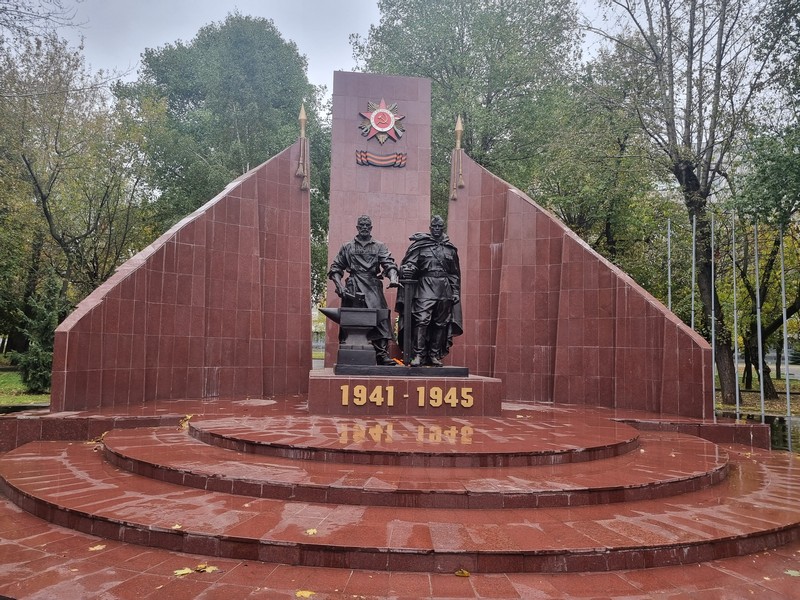 Сквер 65-летия Победы в Великой Отечественной войне 1941-1945, памятник, фото Лаура Маркарян