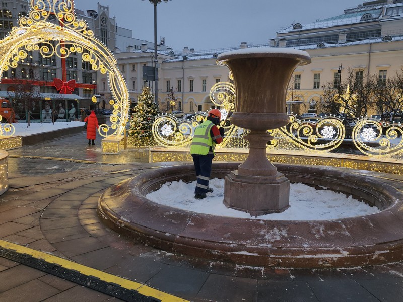 уборка снега, Театральный фонтан, снег, фото Юлия Смагринская