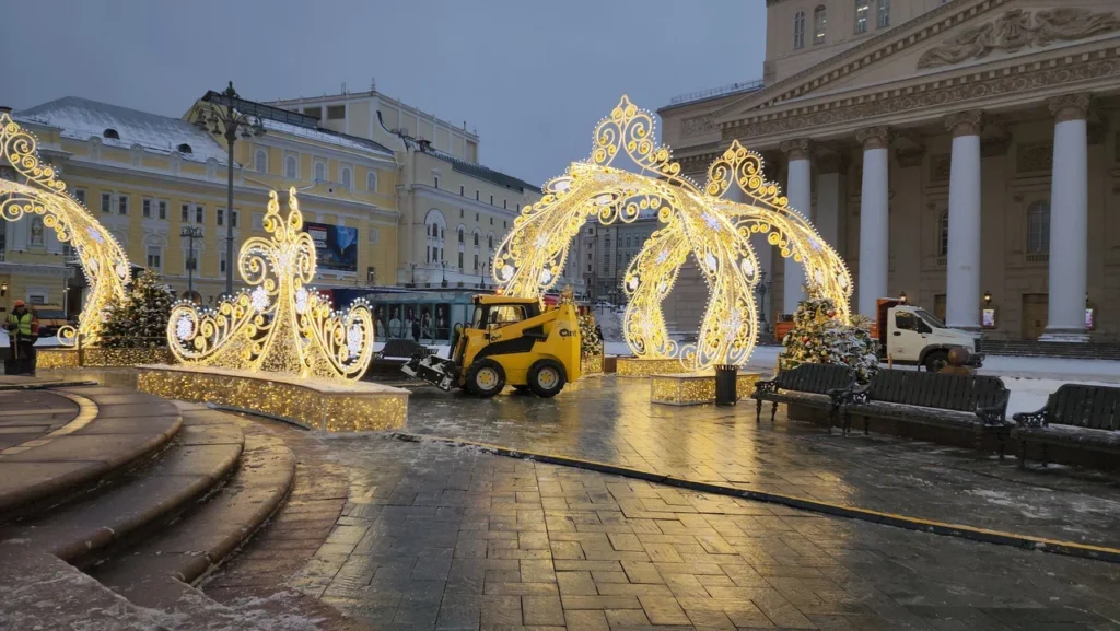 уборка снега, Театральный фонтан, снег, фото Юлия Смагринская