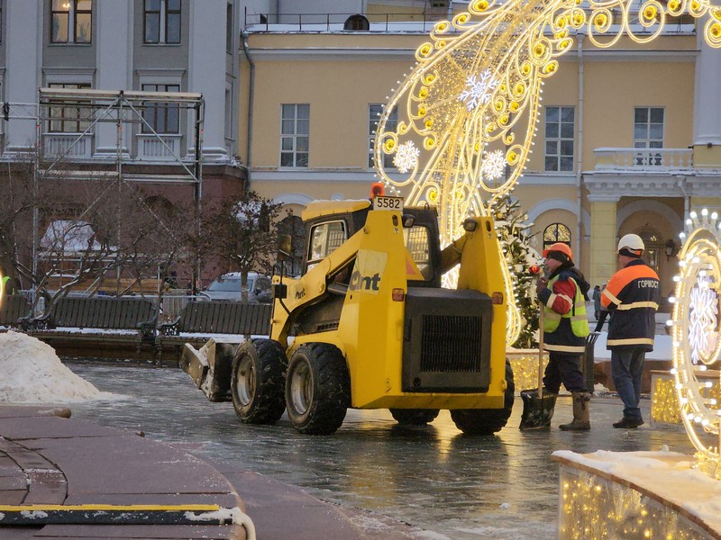 уборка снега, Театральный фонтан, снег, фото Юлия Смагринская