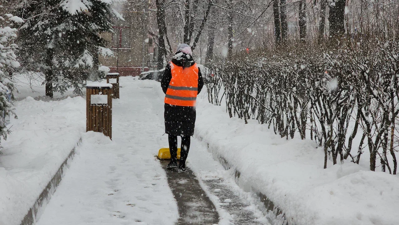 уборка снега, снег, фото Юлия Смагринская