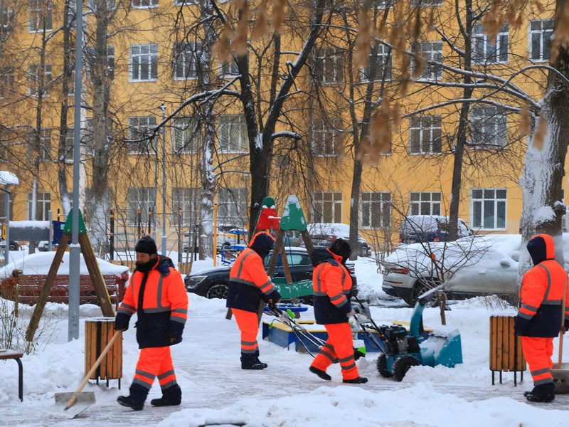 уборка снега, фото Юлия Смагринская