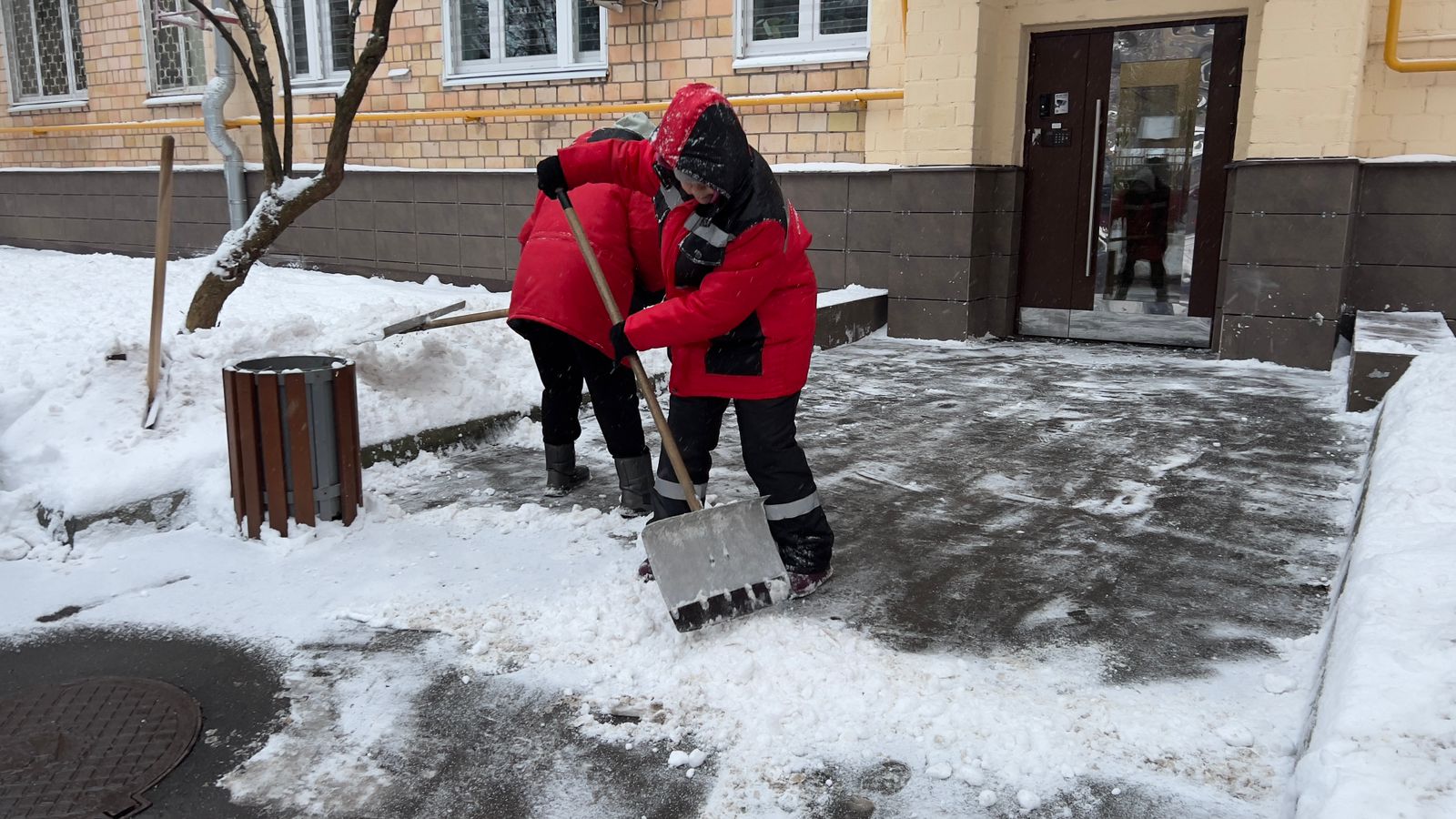 уборка снега, фото Юлия Смагринская