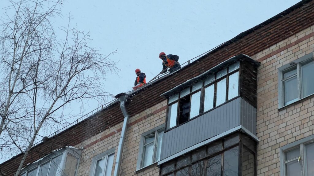 уборка снега с крыш, фото Юлия Смагринская