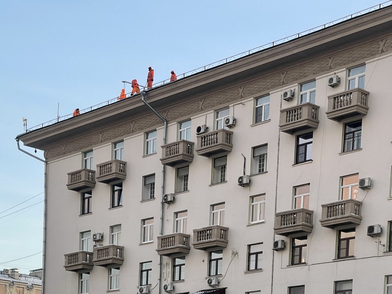 уборка снега с крыш, фото Юлия Смагринская