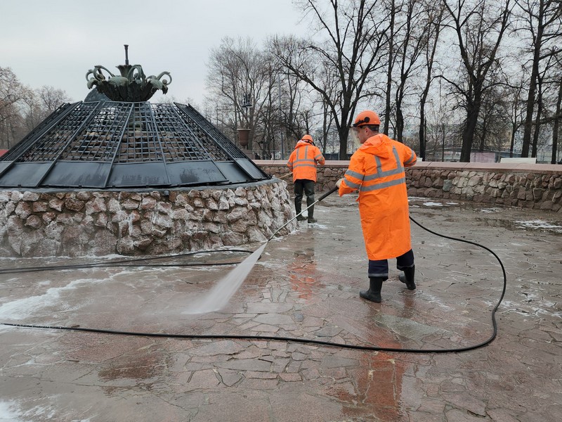 промывка фонтана, фото Юлия Смагринская