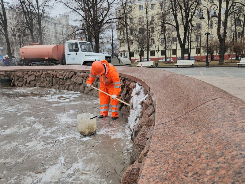 промывка фонтана, фото Юлия Смагринская