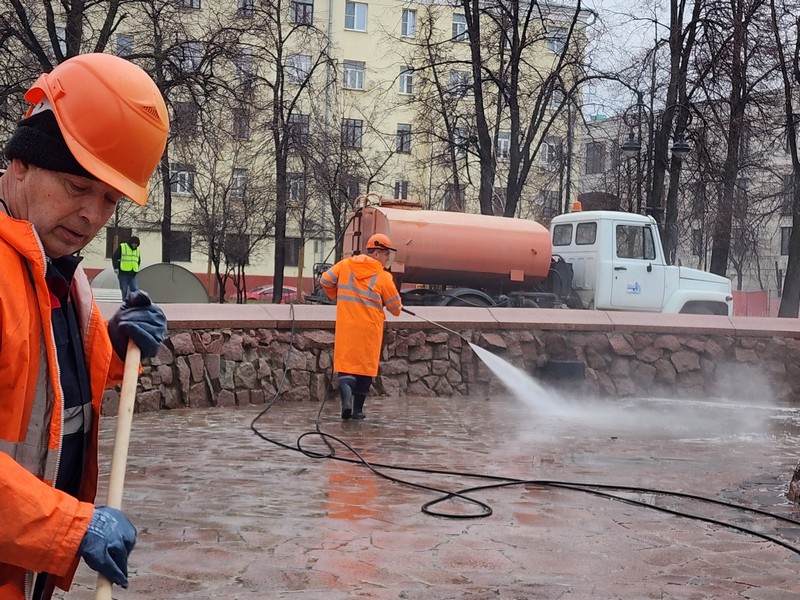промывка фонтана, фото Юлия Смагринская
