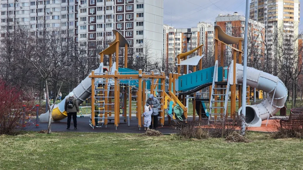 Дюссельдорфский парк, весна, детская площадка, фото Юлия Смагринская