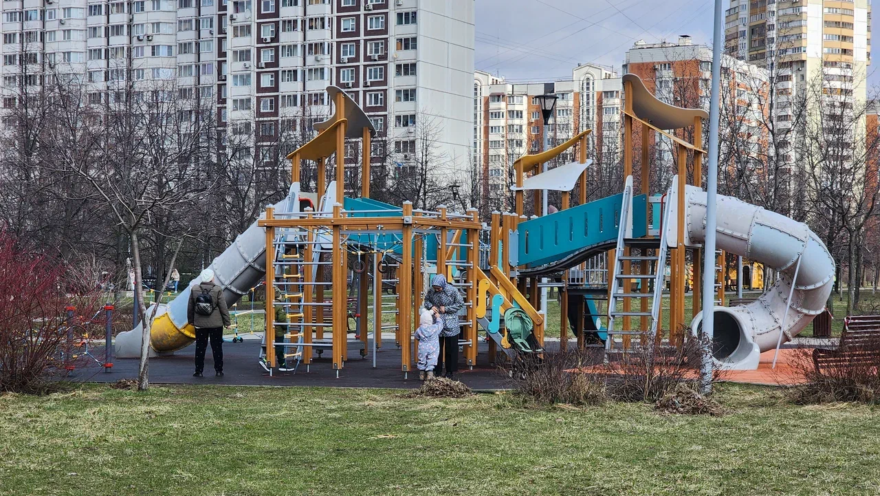 Дюссельдорфский парк, весна, детская площадка, фото Юлия Смагринская