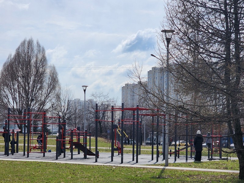 Дюссельдорфский парк, весна, спортивная площадка, фото Юлия Смагринская