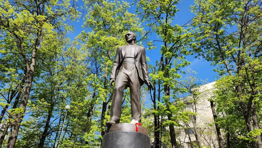 сквер Муслима Магомаева, уборка, памятник, Муслим Магомаев, фото Юлия Смагринская