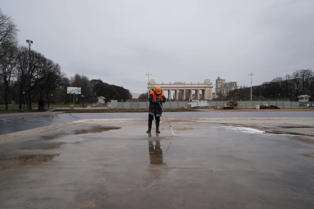 Парк Горького, промывка фонтана, фото КГХ