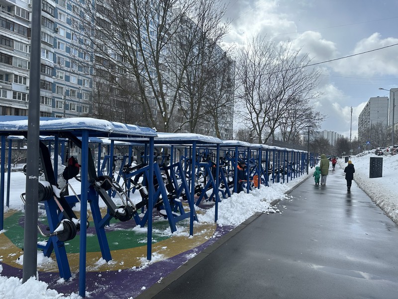 уборка снега, Коньково, спортивная площадка, фото Лидия Миловидова