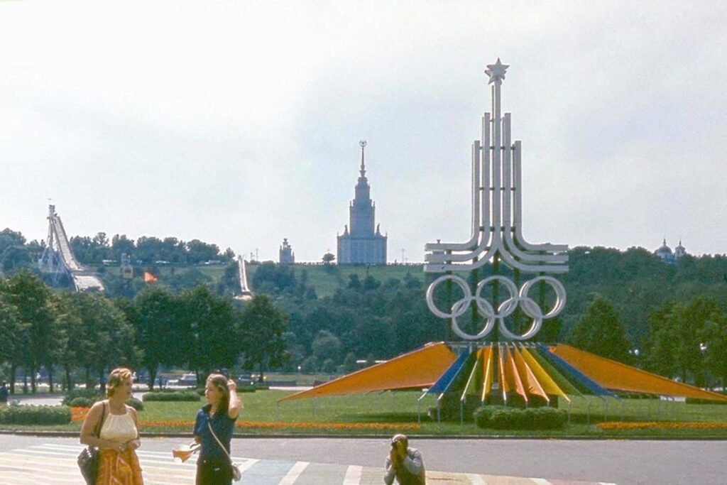 Клумбы с тематикой Олимпиады-80 на улицах Москвы. 1980 год. Пресс-служба ГБУ «Автомобильные дороги»