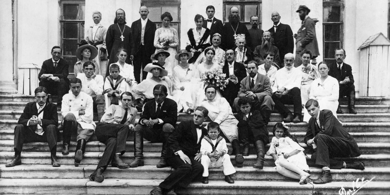 В.А. Оболенская (урожд. Гудович) и В.В. Оболенский с гостями свадьбы. Остафьево, Московская губерния. 7 августа 1921 г. Автор фото неизвестен. Главархив Москвы