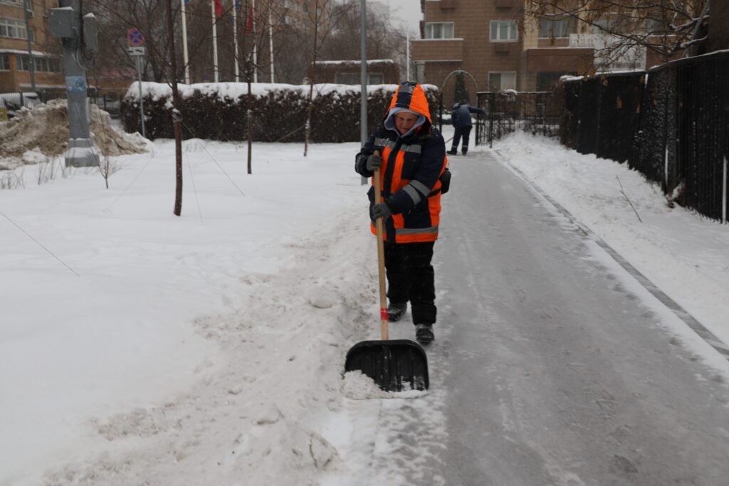 уборка снега, фото Юлия Смагринская