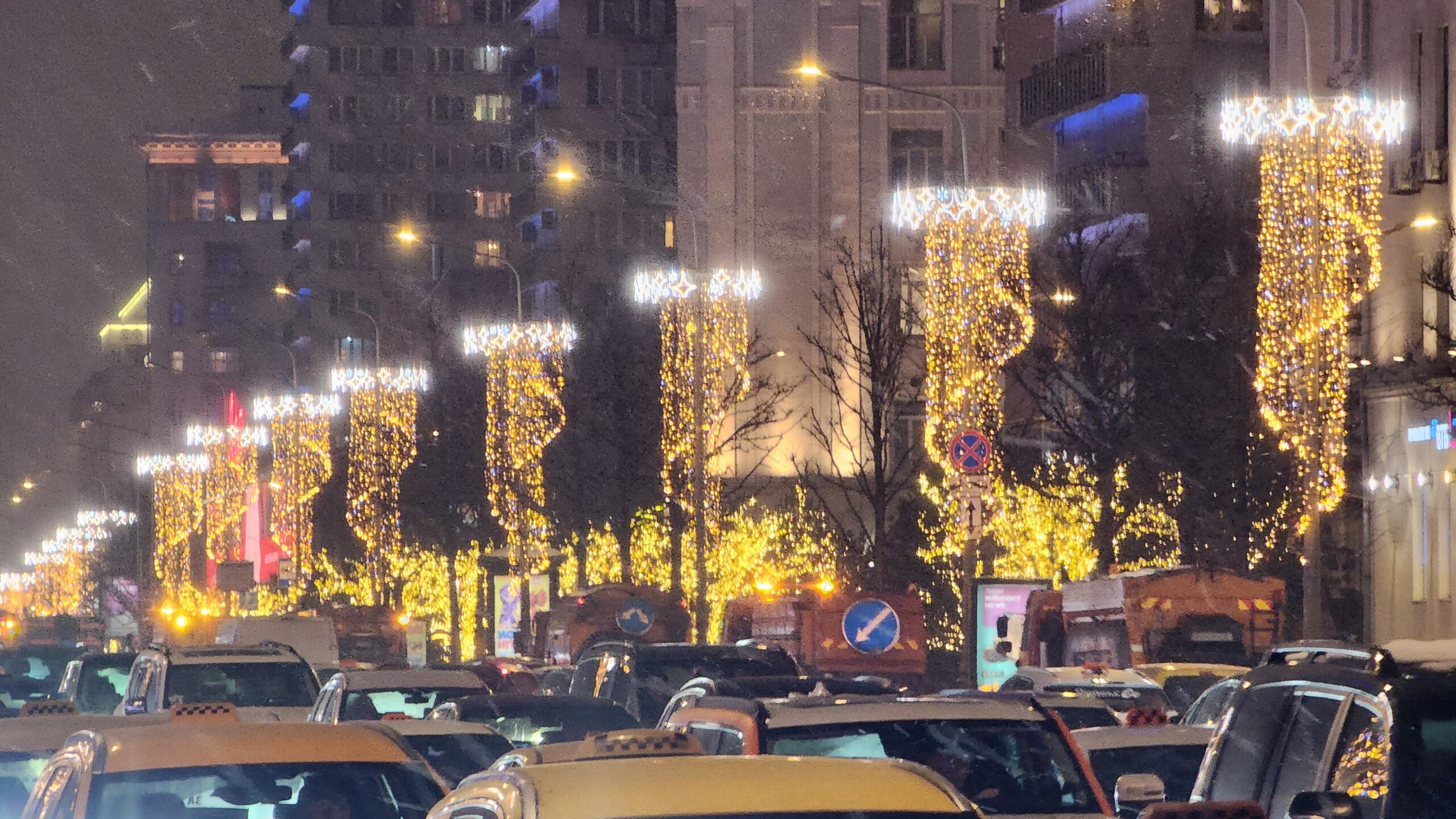уборка снега, коммунальная техника, Новый Арбат, фото Юлия Смагринская