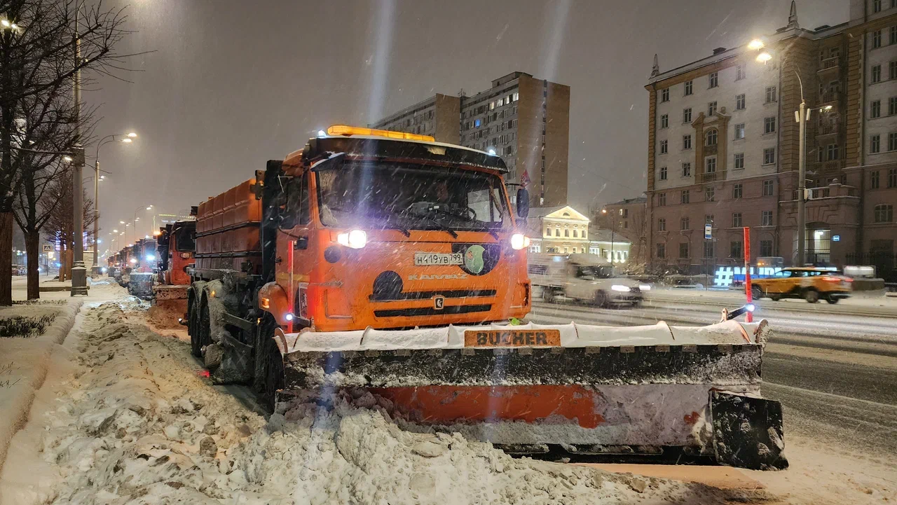уборка снега, фото Юлия Смагринская