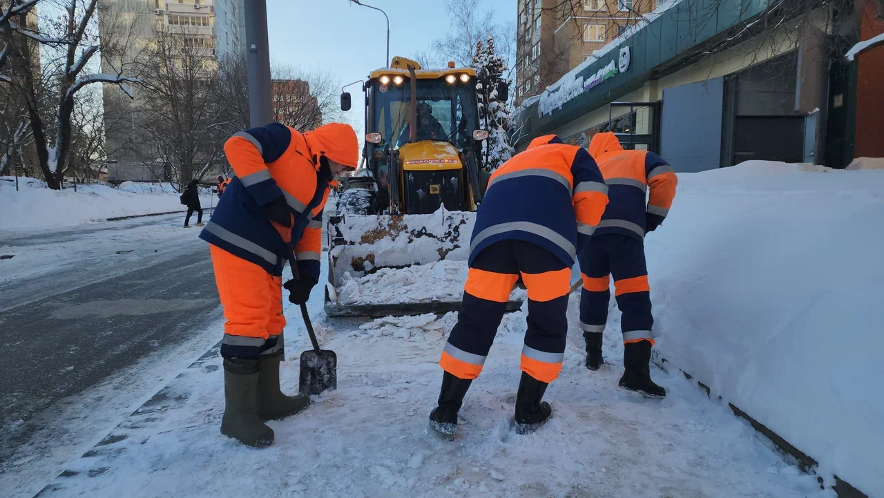 уборка снега, фото Юлия Смагринская