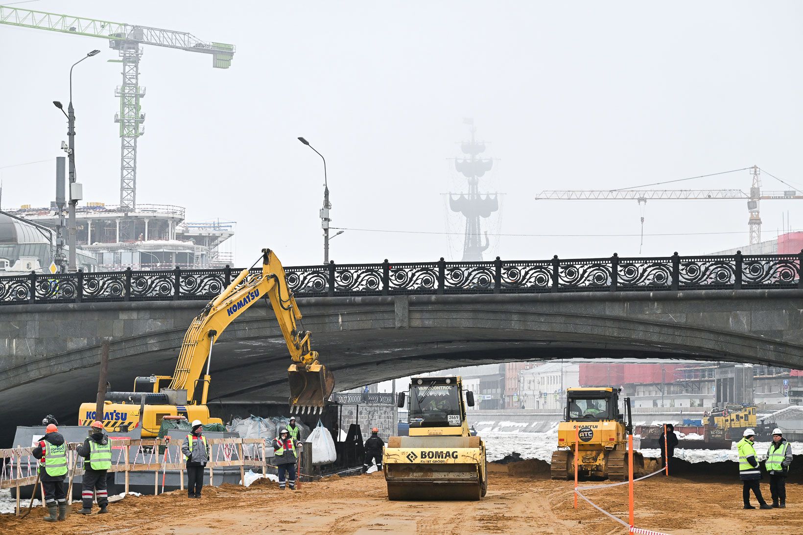 Болотная набережная, пешеходный мост, техника, фото mos.ru