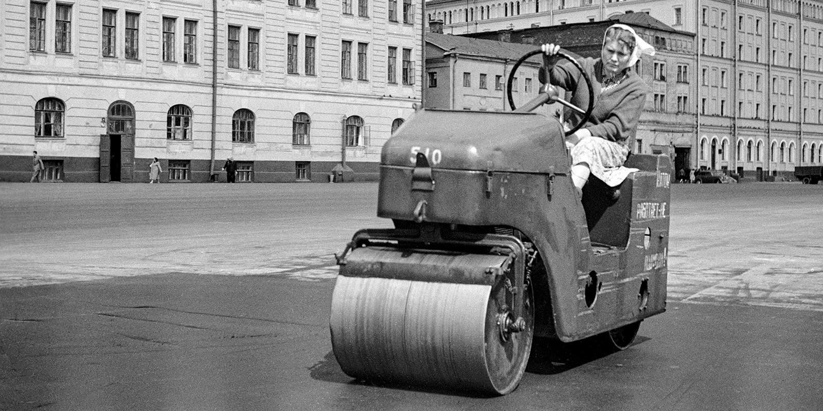 Асфальтирование площади Репина. Главархив Москвы