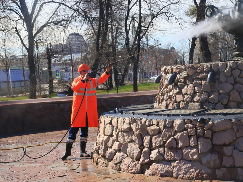 промывка фонтана, Болотная площадь, фото Юлия Смагринская