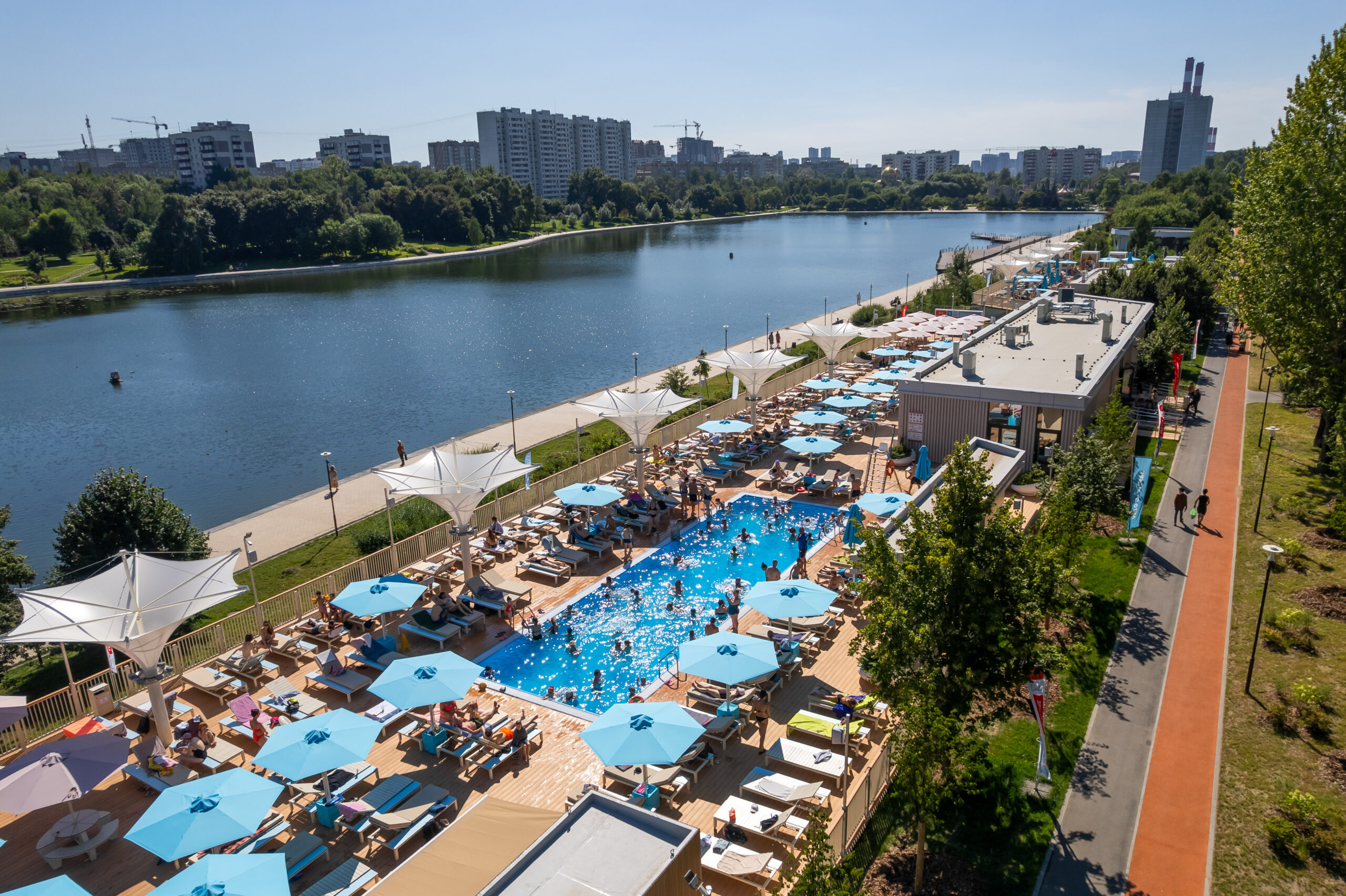 Пляжная зона на Гольяновскому пруду