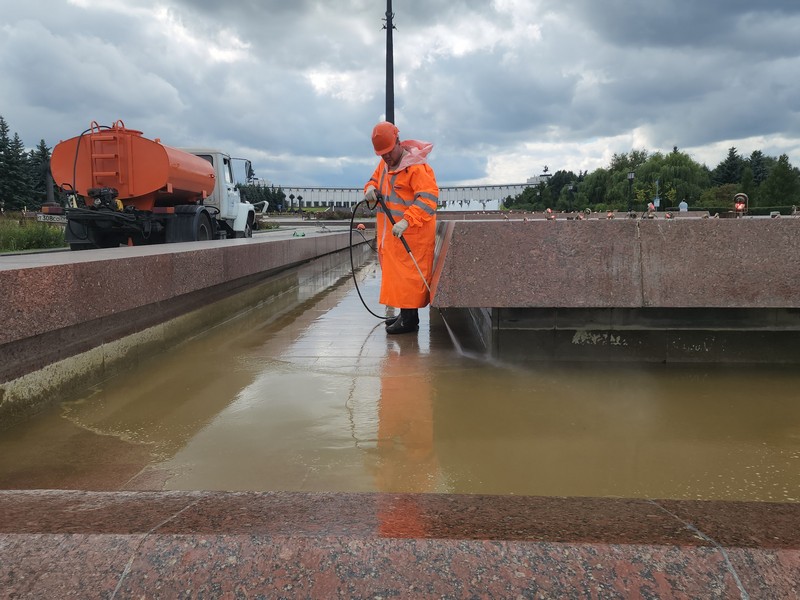 фонтан Годы войны, промывка фонтана, фото Юлия Смагринская