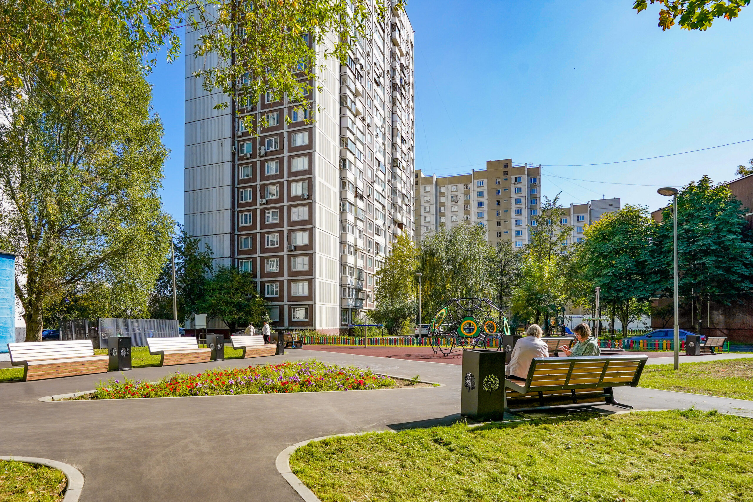 Космический игровой городок с башнями в виде ракет в районе Марьино, фото кгх