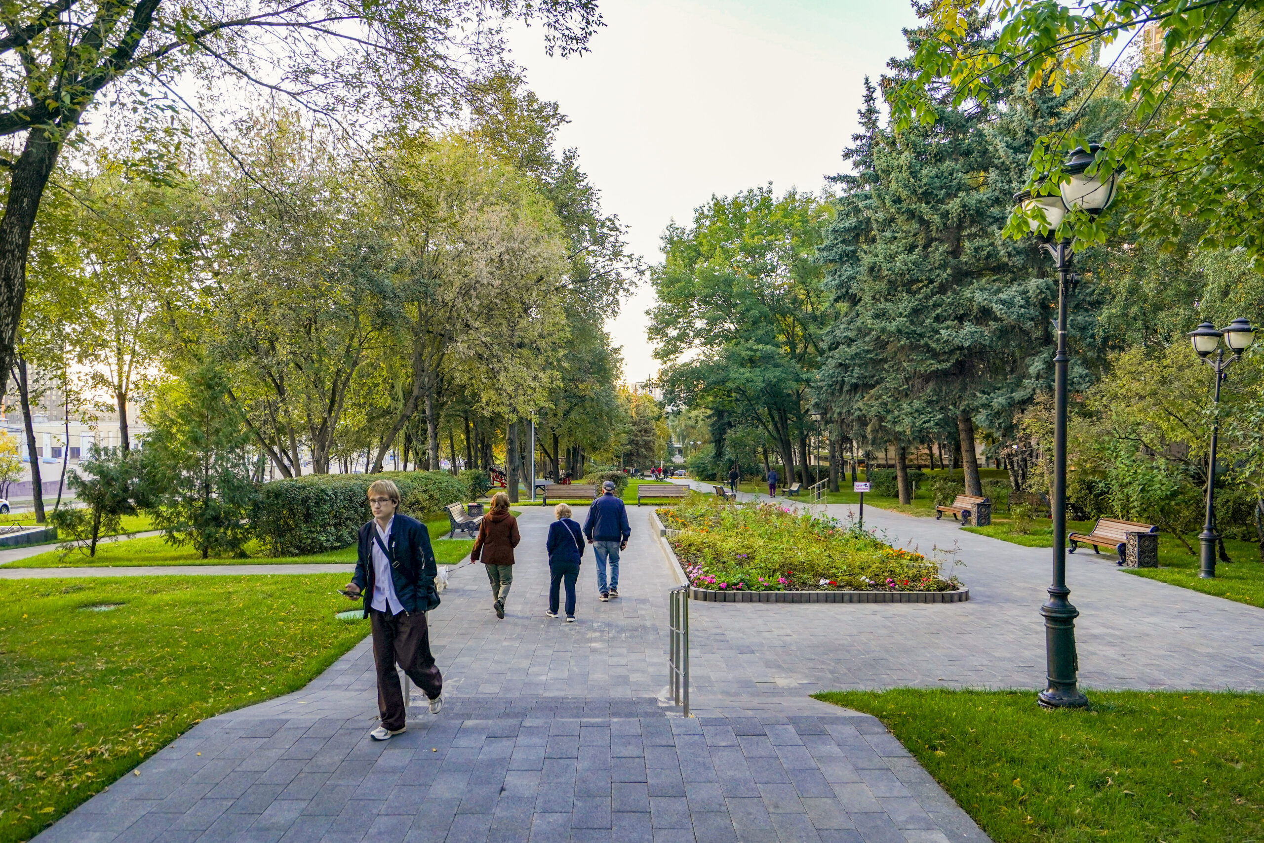 Благоустроенный сквер за музеем Бородинская битва в Москве, фото кгх