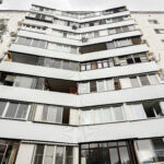 На Домодедовской улице обновили крышу и фасад дома с 12-ю подъездами