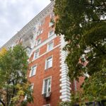 Дому в стиле неоклассицизма на улице Строителей возвращают исторический облик