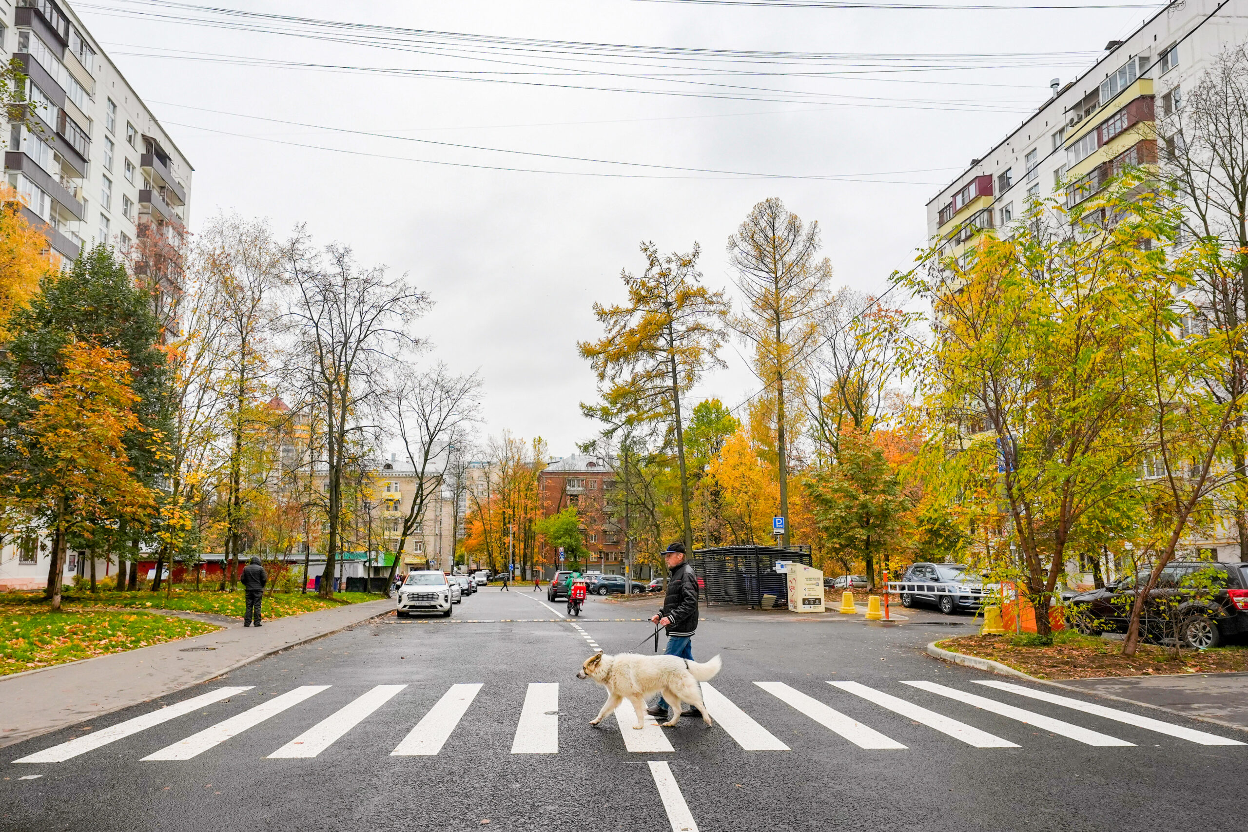 Новые фонари и тротуары на улице Маршала Сергеева в Москве. фото КГХ